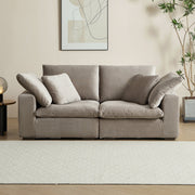 Großzügiges Sofa mit weicher Polsterung, Rückenkissen und breiten Armlehnen
