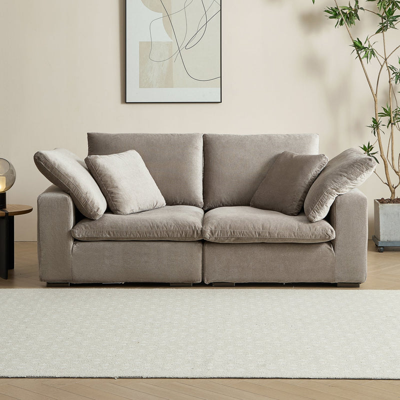 Großzügiges Sofa mit weicher Polsterung, Rückenkissen und breiten Armlehnen