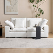 Großzügiges Sofa mit weicher Polsterung, Rückenkissen und breiten Armlehnen