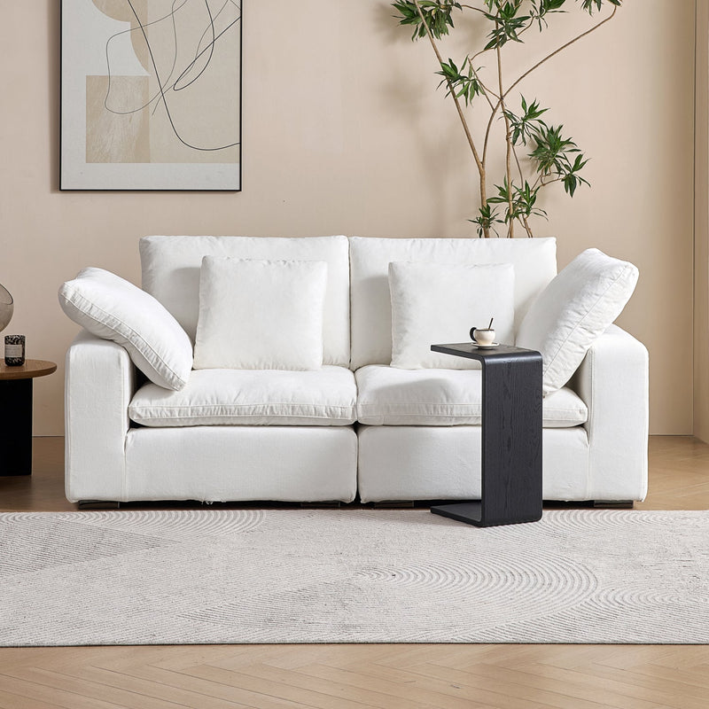 Großzügiges Sofa mit weicher Polsterung, Rückenkissen und breiten Armlehnen