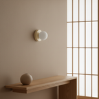 Wand- und Deckenleuchte mit Milchglaskugel
