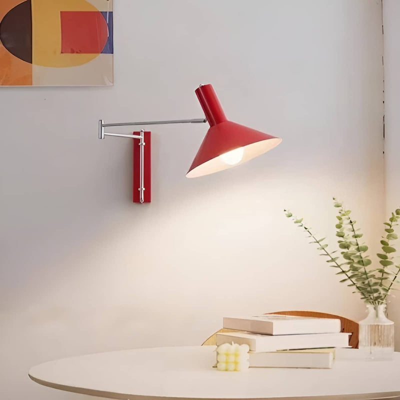 Wandleuchte mit Schwenkarm im Bauhaus-Stil