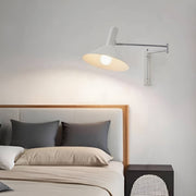 Wandleuchte mit Schwenkarm im Bauhaus-Stil
