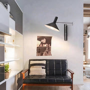 Wandleuchte mit Schwenkarm im Bauhaus-Stil