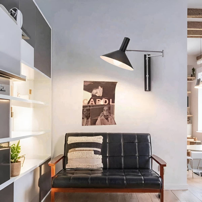 Wandleuchte mit Schwenkarm im Bauhaus-Stil