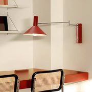 Wandleuchte mit Schwenkarm im Bauhaus-Stil