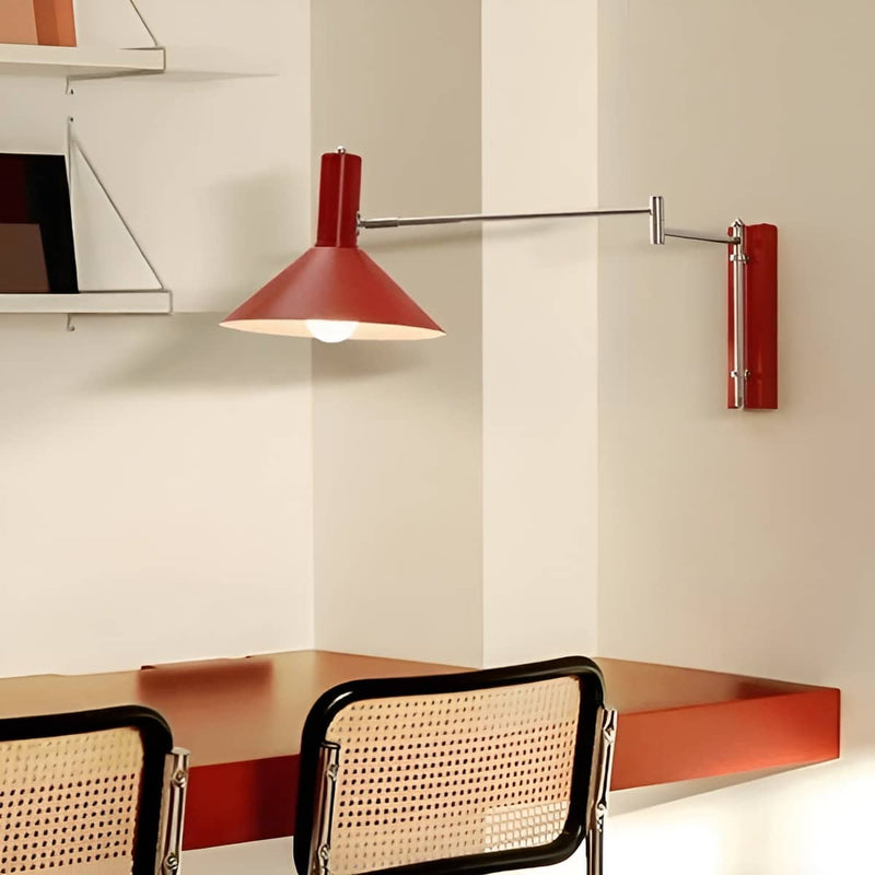 Wandleuchte mit Schwenkarm im Bauhaus-Stil