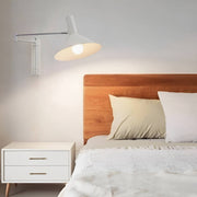 Wandleuchte mit Schwenkarm im Bauhaus-Stil