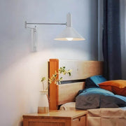 Wandleuchte mit Schwenkarm im Bauhaus-Stil