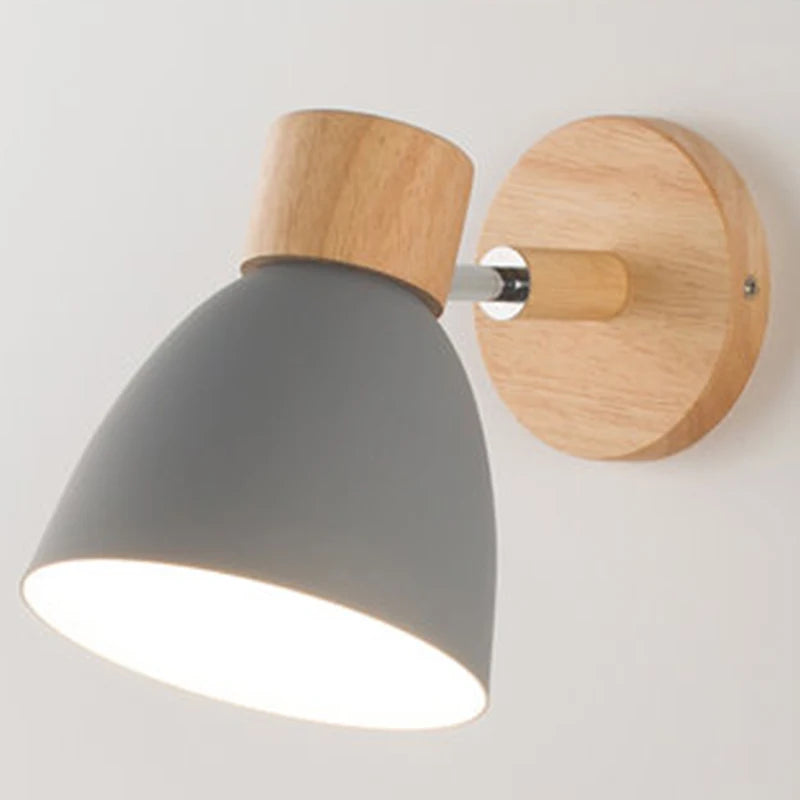 Skandinavische Wandleuchte mit Holzsockel und Zugschalter