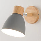 Skandinavische Wandleuchte mit Holzsockel und Zugschalter