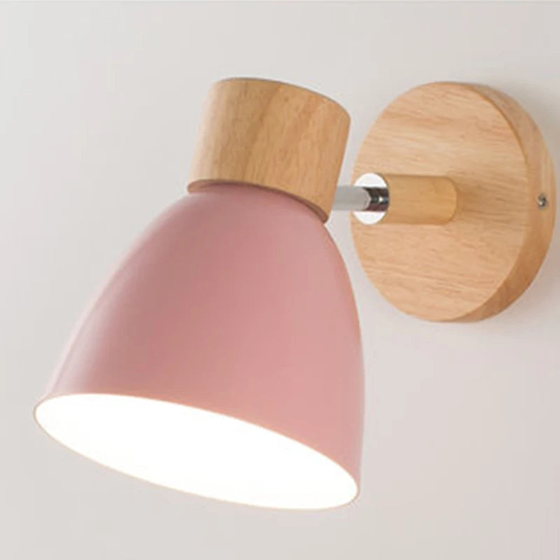 Skandinavische Wandleuchte mit Holzsockel und Zugschalter