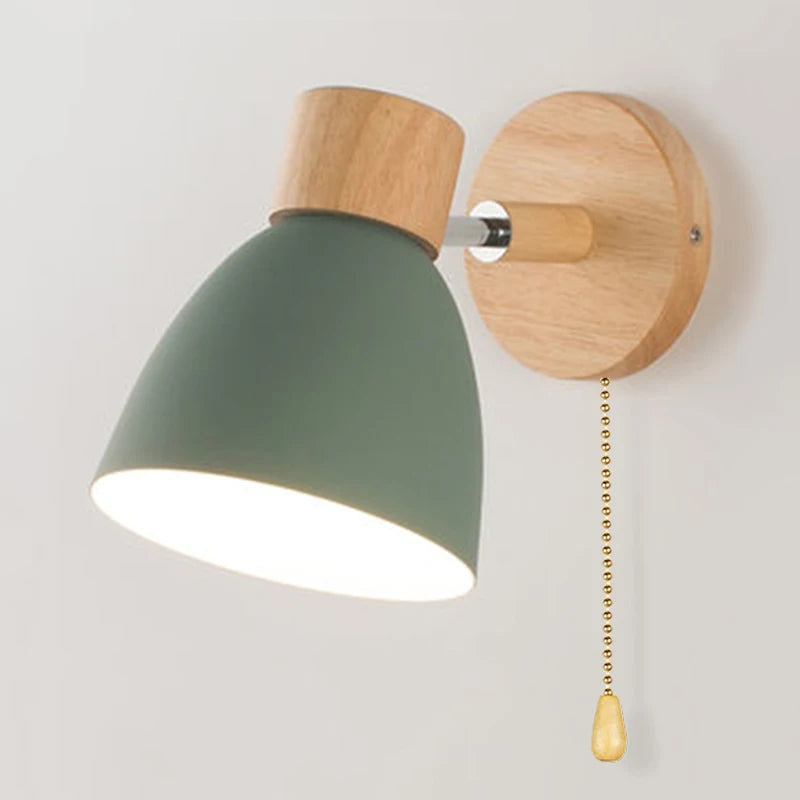 Skandinavische Wandleuchte mit Holzsockel und Zugschalter