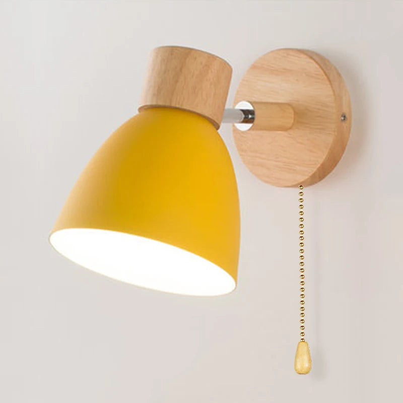 Skandinavische Wandleuchte mit Holzsockel und Zugschalter
