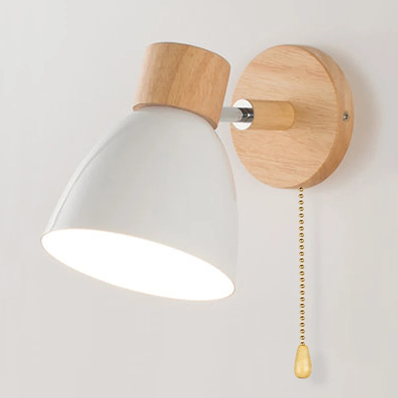 Skandinavische Wandleuchte mit Holzsockel und Zugschalter