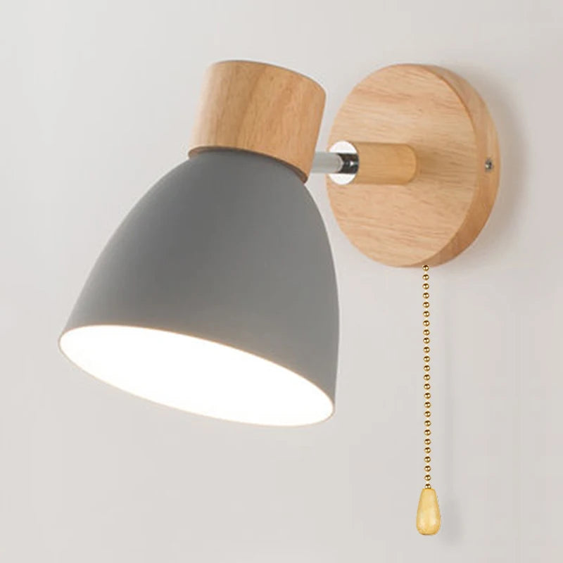 Skandinavische Wandleuchte mit Holzsockel und Zugschalter