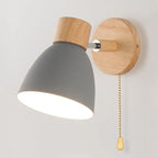 Skandinavische Wandleuchte mit Holzsockel und Zugschalter