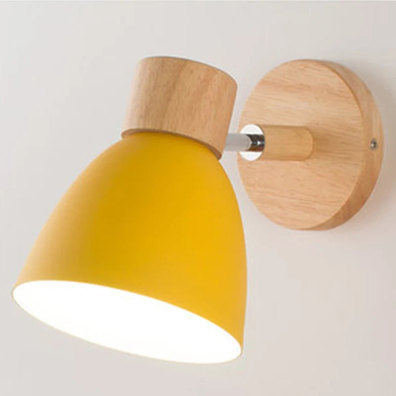 Skandinavische Wandleuchte mit Holzsockel und Zugschalter