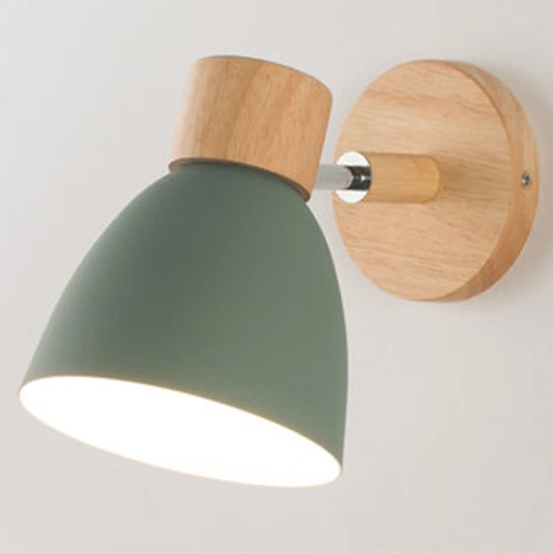 Skandinavische Wandleuchte mit Holzsockel und Zugschalter