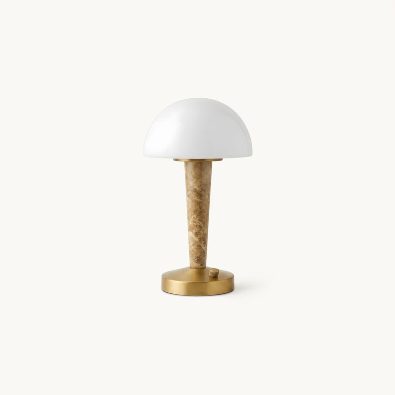 Tischlampe mit weißem Kuppelschirm, gemasertem Schaft und goldfarbenem Fuß