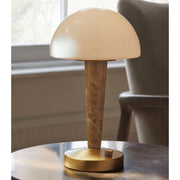 Tischlampe mit weißem Kuppelschirm, gemasertem Schaft und goldfarbenem Fuß