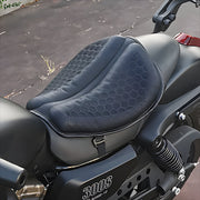Schwarze Motorrad-Sitzauflage mit wabenähnlichem Strukturmuster und seitlichen Befestigungsriemen
