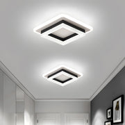 Quadratische LED-Deckenleuchte mit geometrischem Rahmen an einer Zimmerdecke