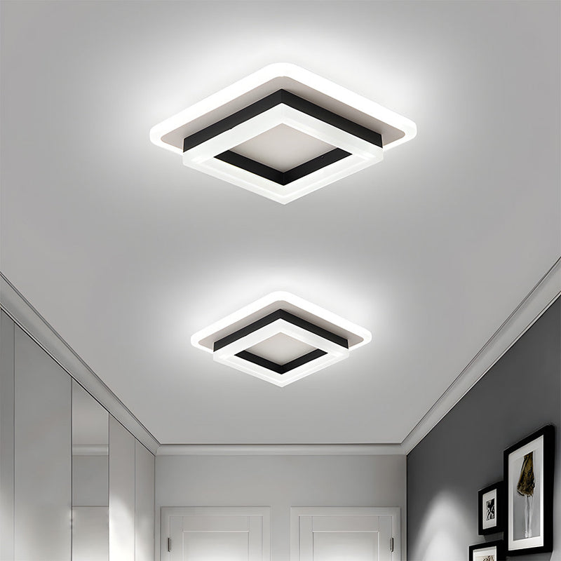 Quadratische LED-Deckenleuchte mit geometrischem Rahmen an einer Zimmerdecke