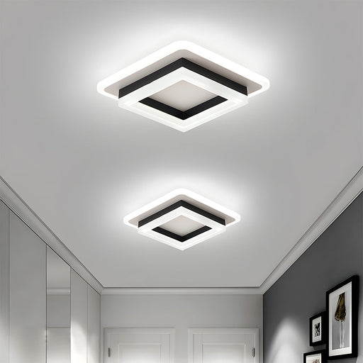 Quadratische LED-Deckenleuchte mit geometrischem Rahmen an einer Zimmerdecke