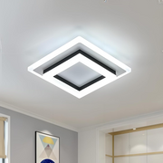 Quadratische LED-Deckenleuchte mit geometrischem Rahmen an einer Zimmerdecke