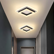Quadratische LED-Deckenleuchte mit geometrischem Rahmen an einer Zimmerdecke