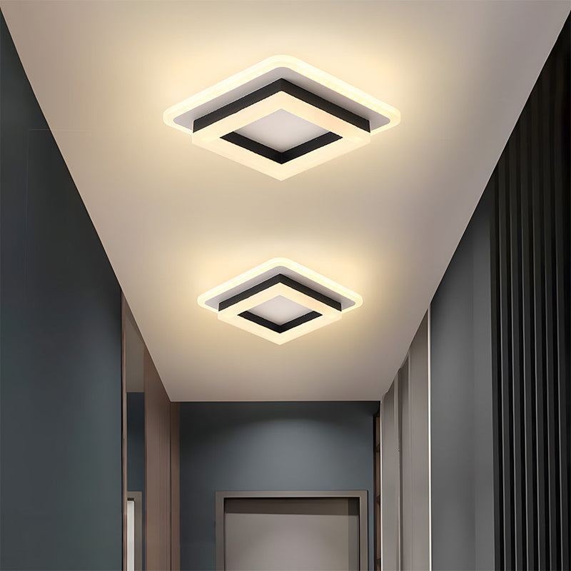 Quadratische LED-Deckenleuchte mit geometrischem Rahmen an einer Zimmerdecke