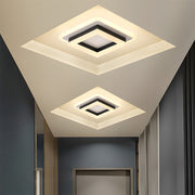 Quadratische LED-Deckenleuchte mit geometrischem Rahmen an einer Zimmerdecke