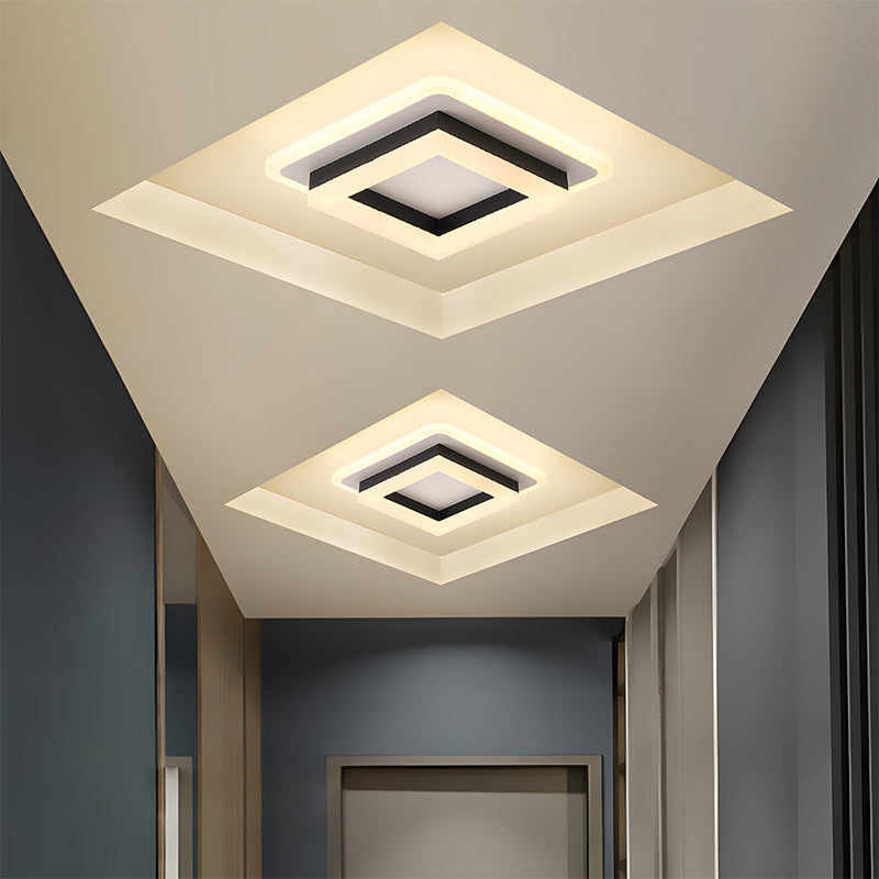 Quadratische LED-Deckenleuchte mit geometrischem Rahmen an einer Zimmerdecke