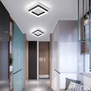 Quadratische LED-Deckenleuchte mit geometrischem Rahmen an einer Zimmerdecke