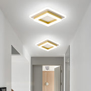 Quadratische LED-Deckenleuchte mit geometrischem Rahmen an einer Zimmerdecke