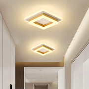 Quadratische LED-Deckenleuchte mit geometrischem Rahmen an einer Zimmerdecke