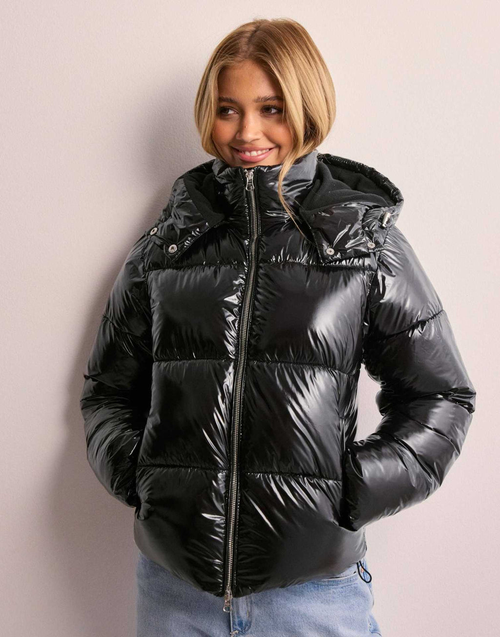 Glänzende Damen-Pufferjacke mit Kapuze