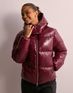 Glänzende Damen-Pufferjacke mit Kapuze