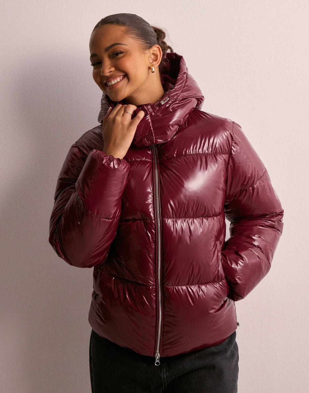 Glänzende Damen-Pufferjacke mit Kapuze
