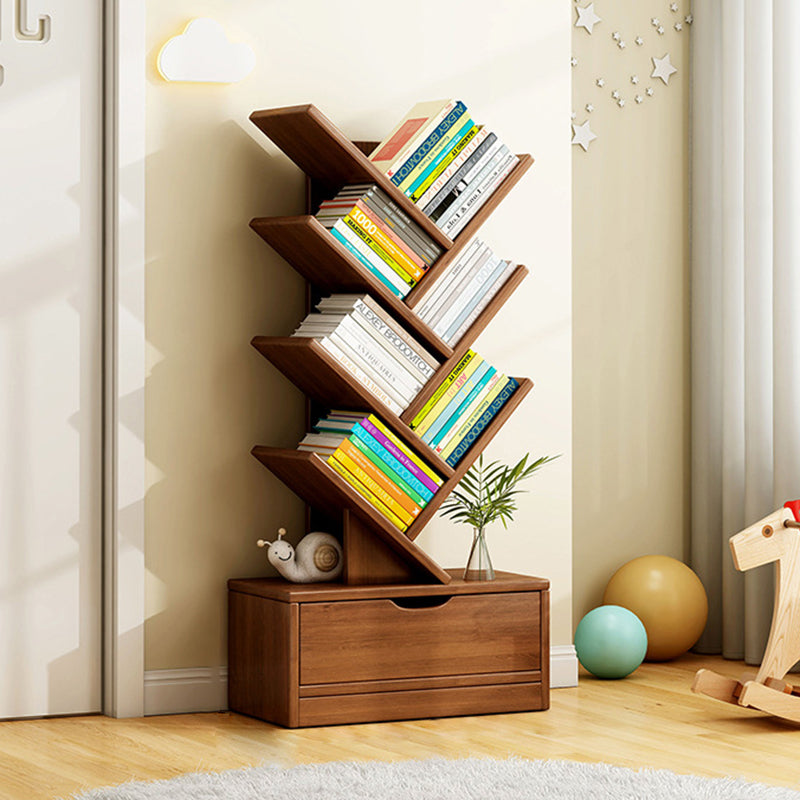 Freistehendes Bücherregal mit schrägen Fächern und Schublade