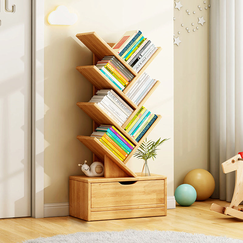 Freistehendes Bücherregal mit schrägen Fächern und Schublade