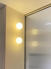 Runde weiße LED-Wandleuchte mit geschlossener Kugelform
