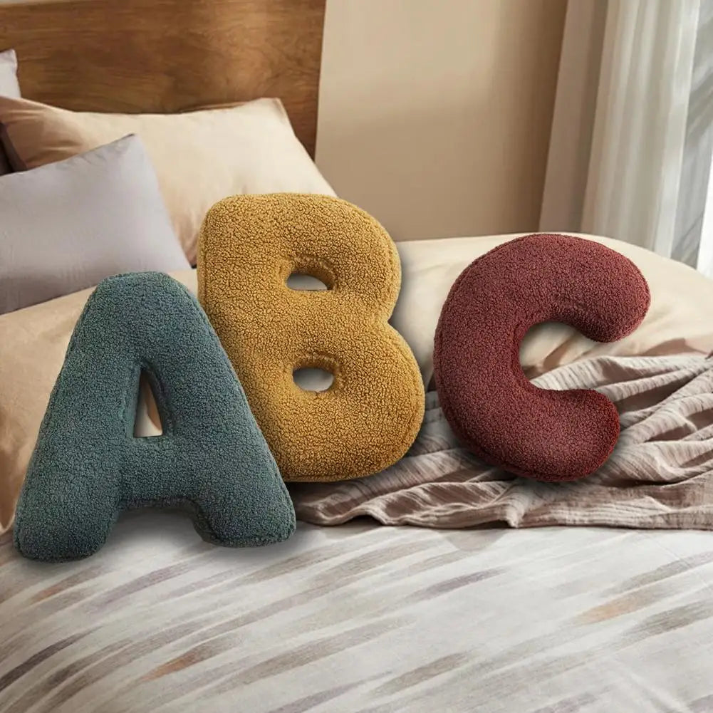 Weiches Buchstaben-Kissen aus Plüsch