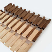 Wandgarderobe aus Holz mit mehreren klappbaren Haken in Brauntönen