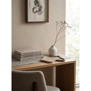 Beiges dekoratives Tablett in organischer Blütenform mit erhöhtem Rand