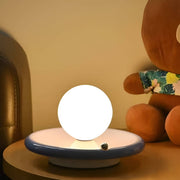 Kabellose Tischlampe mit Glaskugel