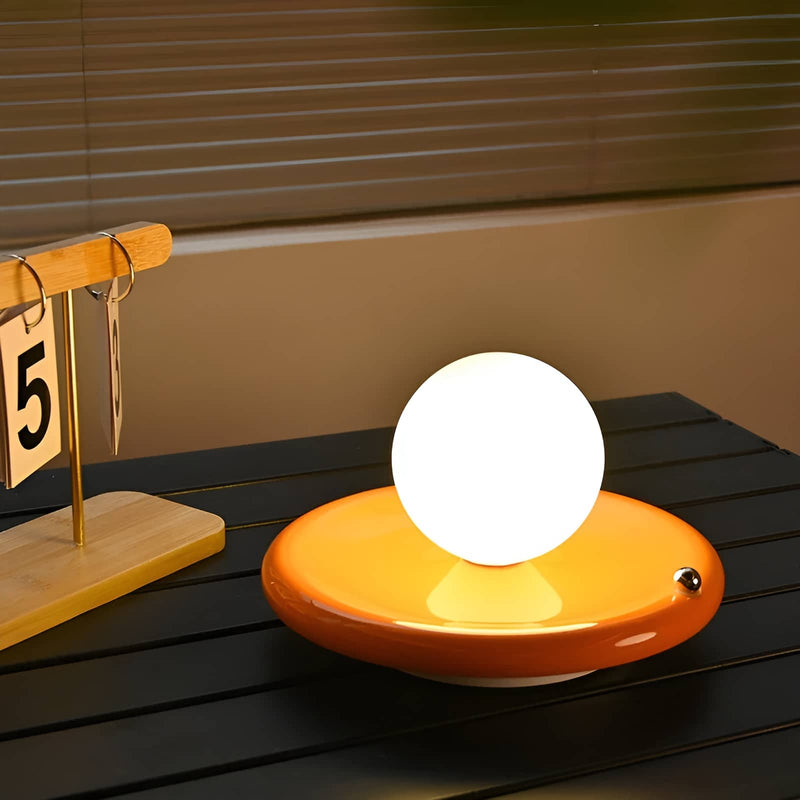 Kabellose Tischlampe mit Glaskugel