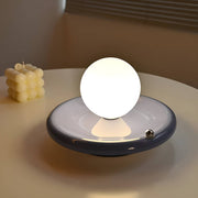 Kabellose Tischlampe mit Glaskugel