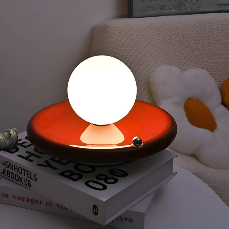Kabellose Tischlampe mit Glaskugel